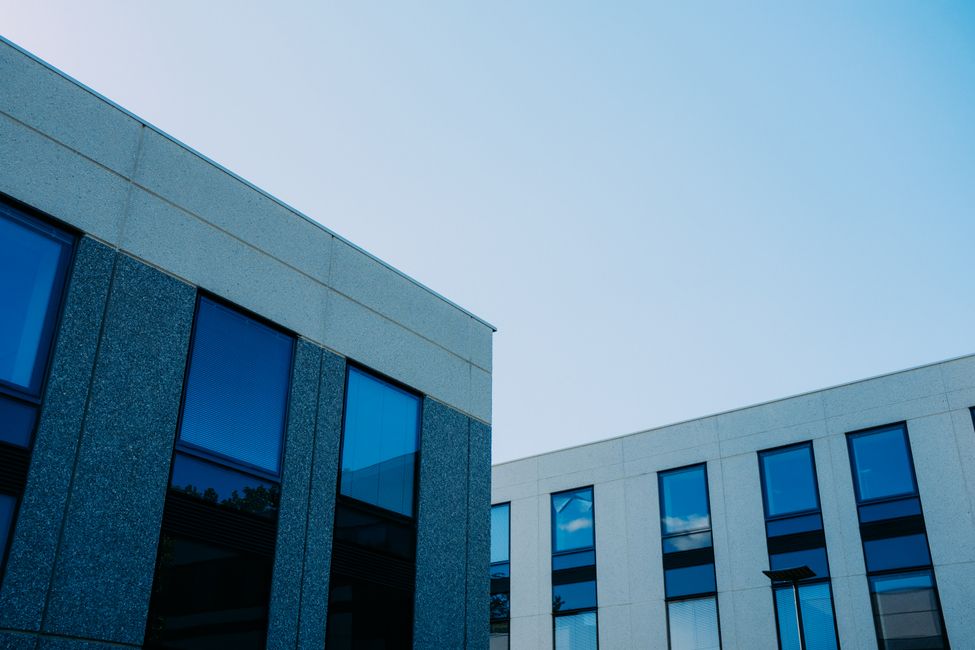 Fachada de edifício moderno representando mercado imobiliário