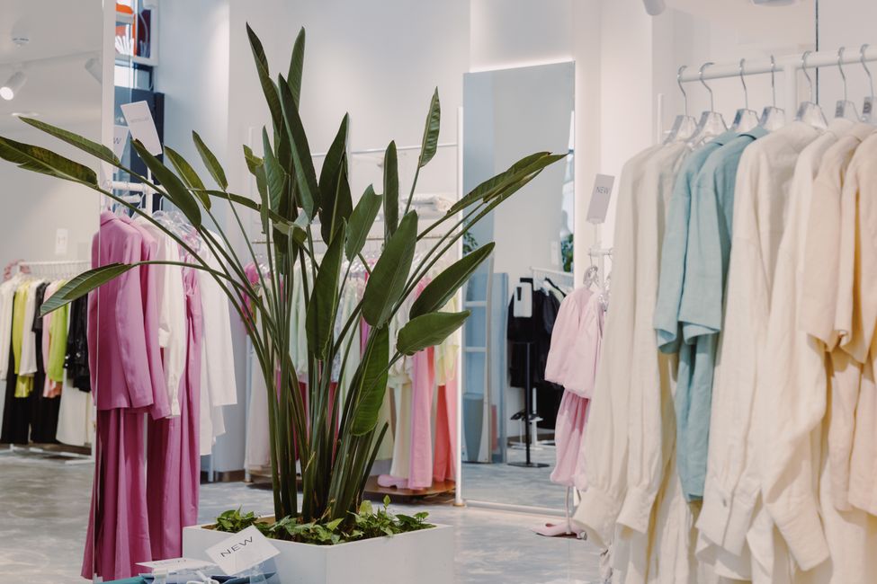 Boutique de moda moderna com clientes