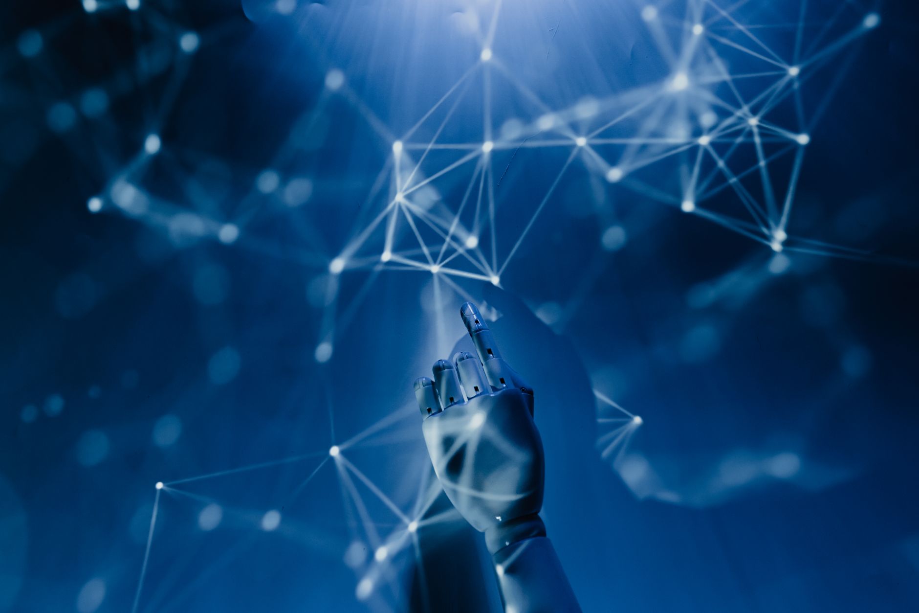 Robô moderno apontando para uma parede, representando a evolução da inteligência artificial