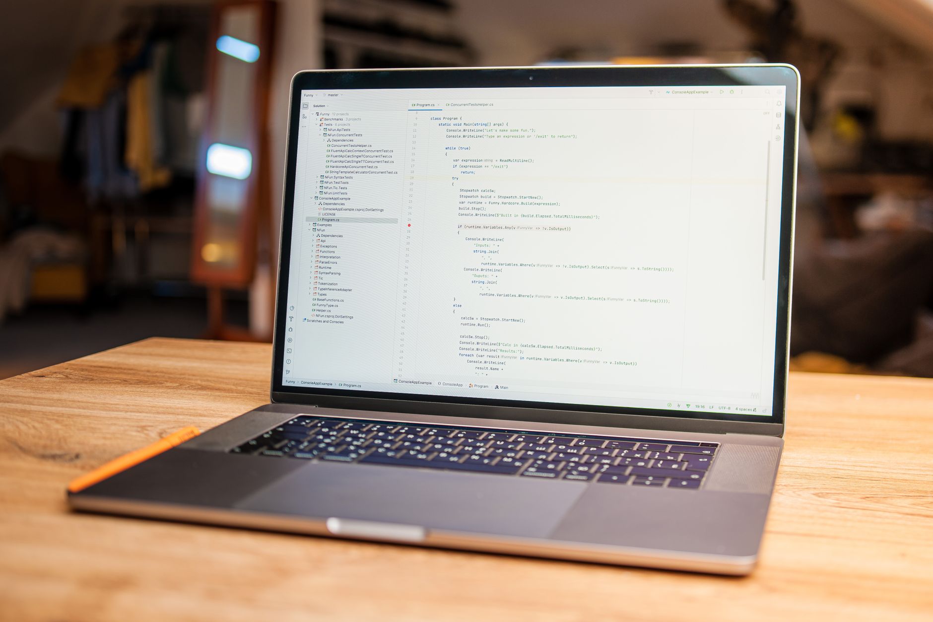 Laptop moderno exibindo código-fonte limpo em um ambiente de desenvolvimento aconchegante