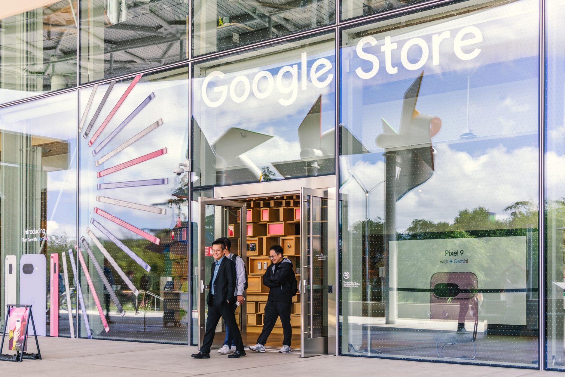Sinalização externa da loja do Google em Mountain View, representando a presença física e digital de um comércio local.