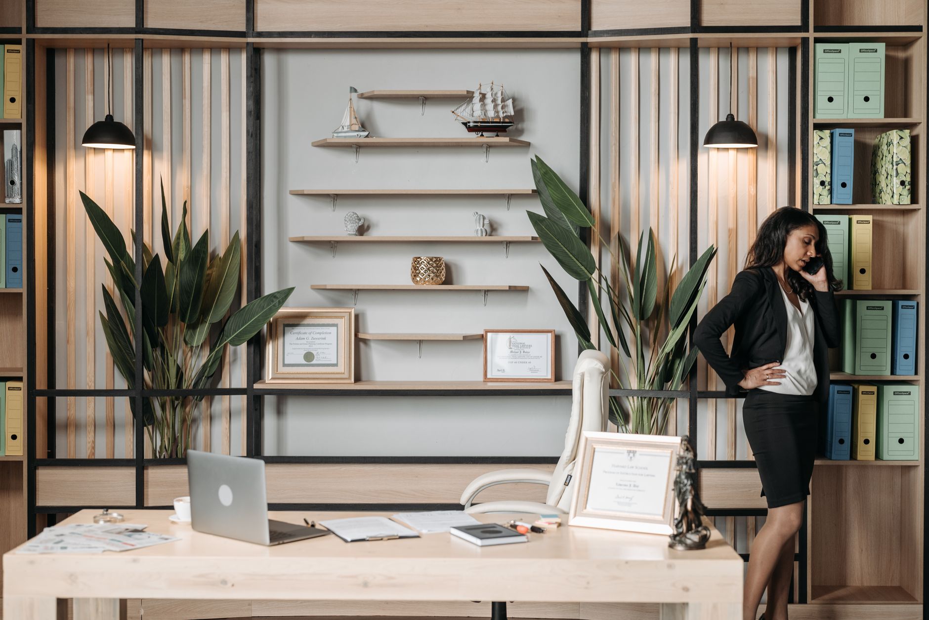 Advogada trabalhando no escritório com design moderno