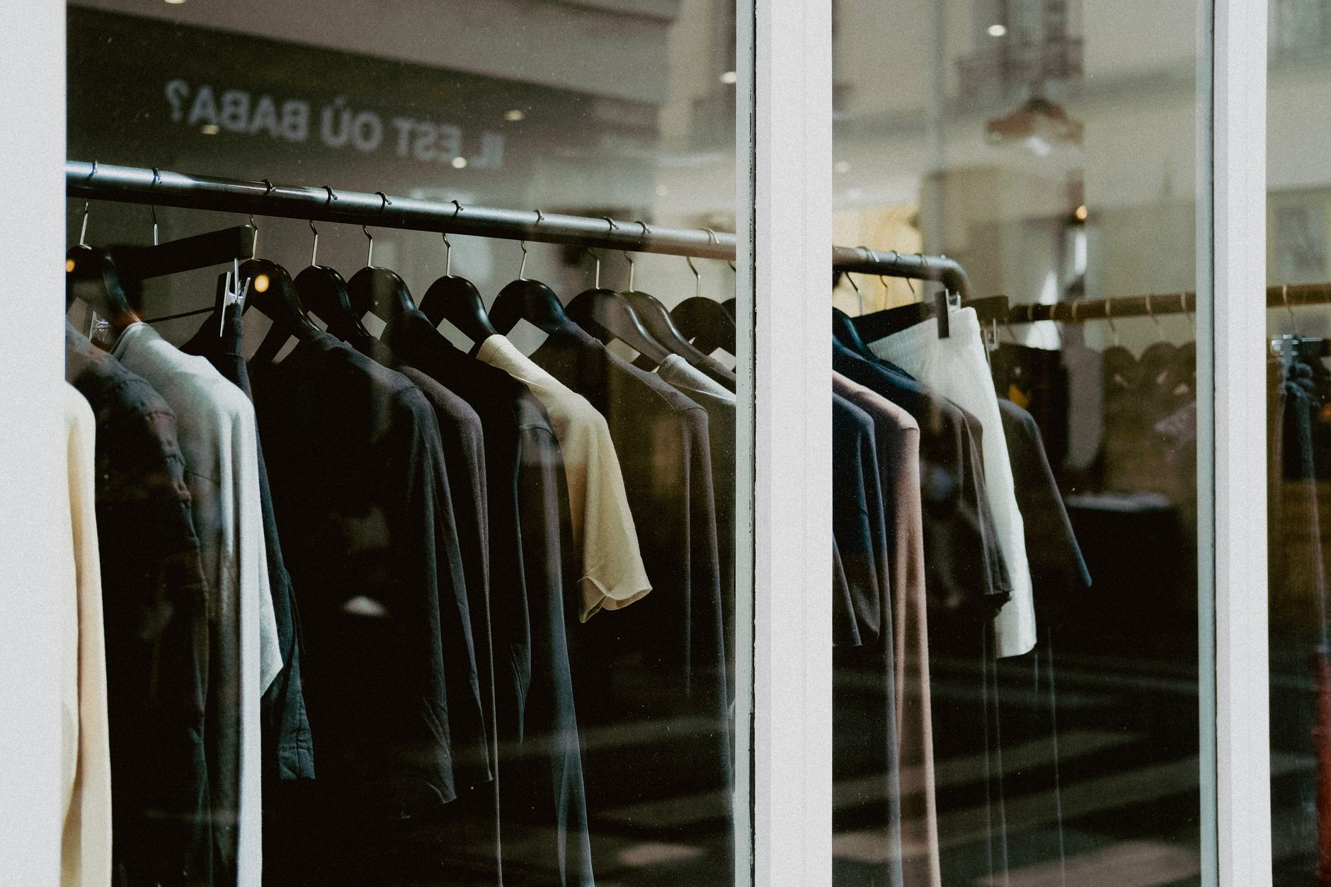 Vitrine de loja de roupas com peças em destaque na iluminação