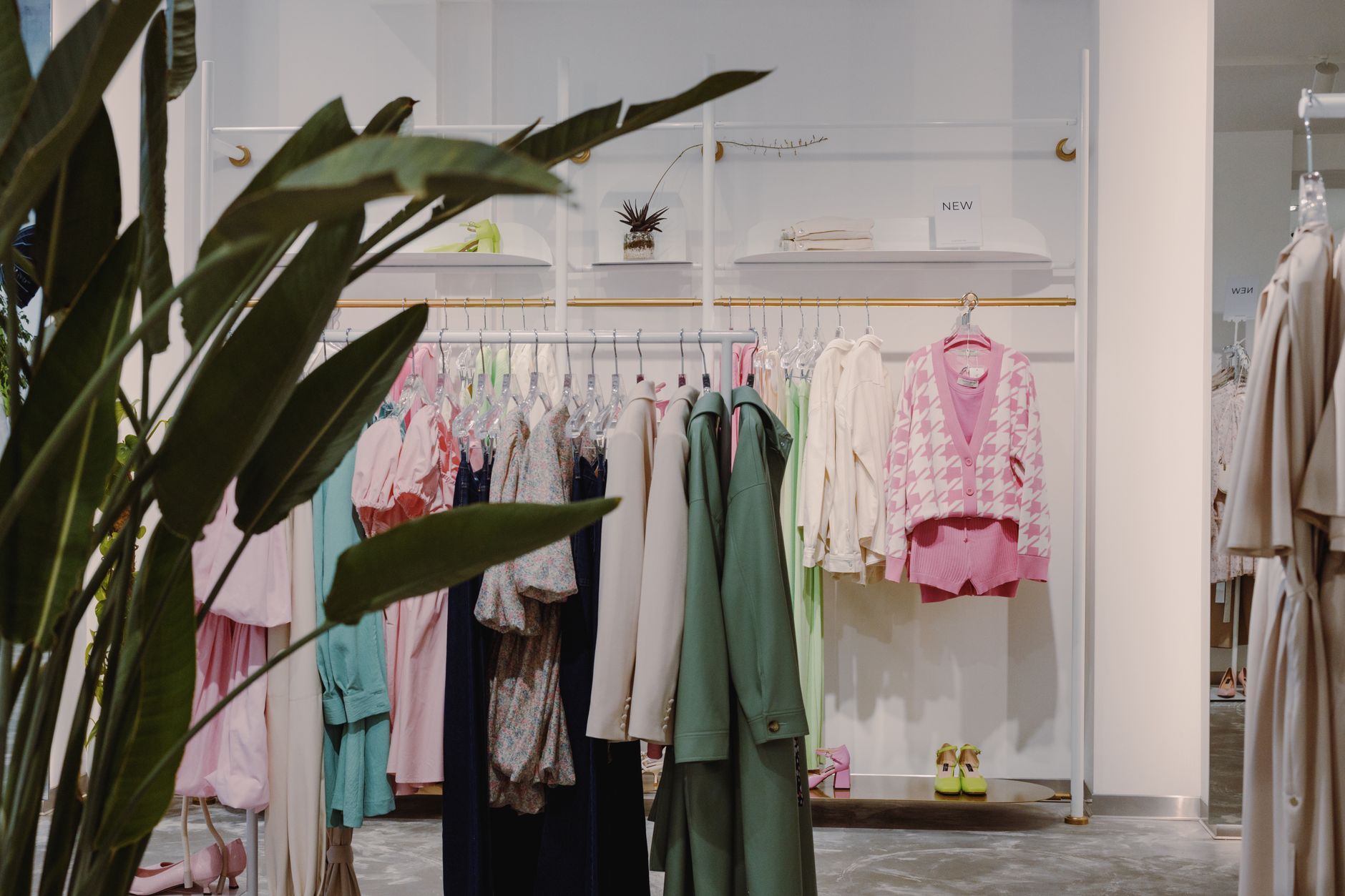 Interior elegante de boutique com araras de roupas