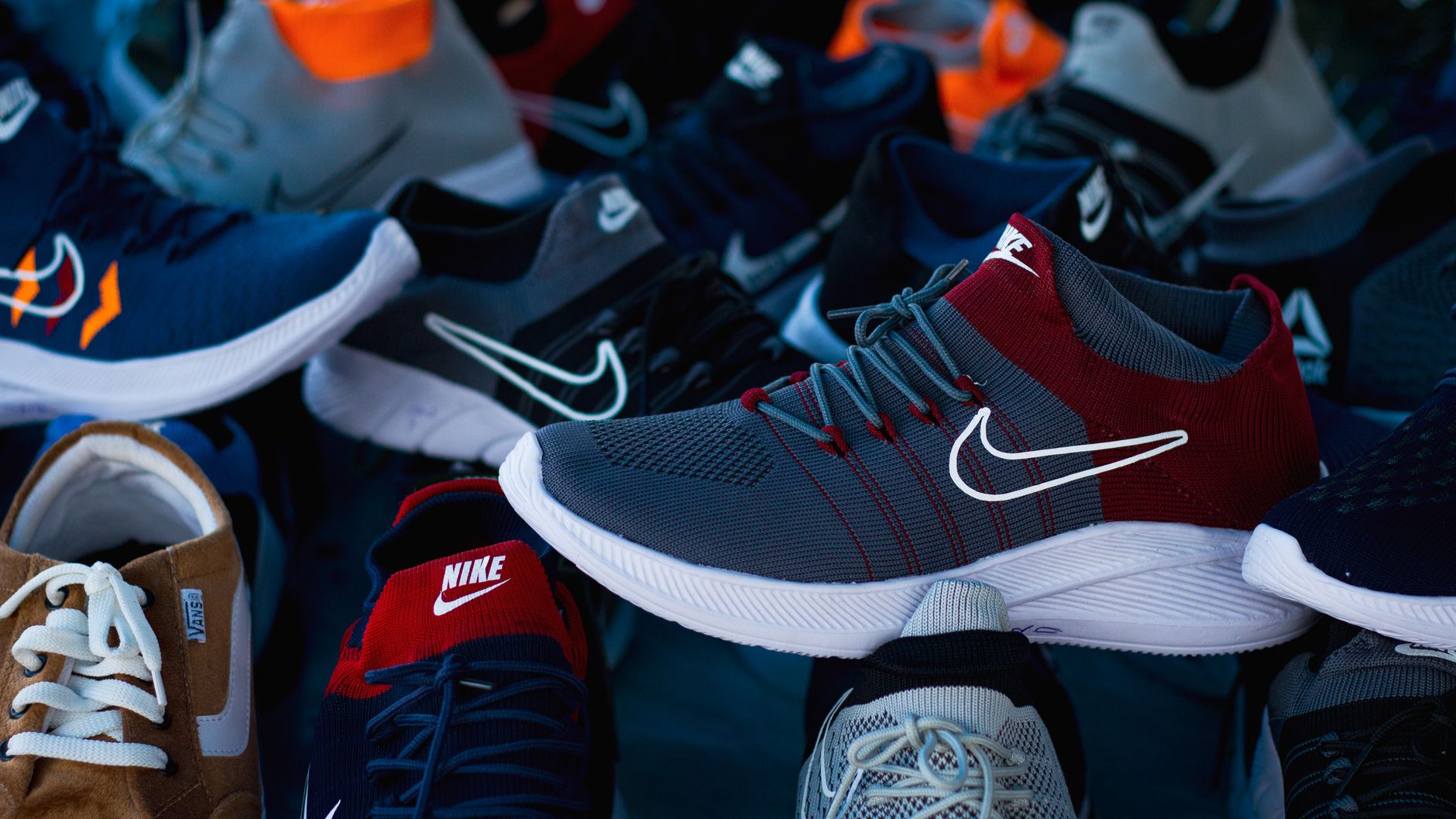 Abundância de tênis em display em loja especializada de sneakers
