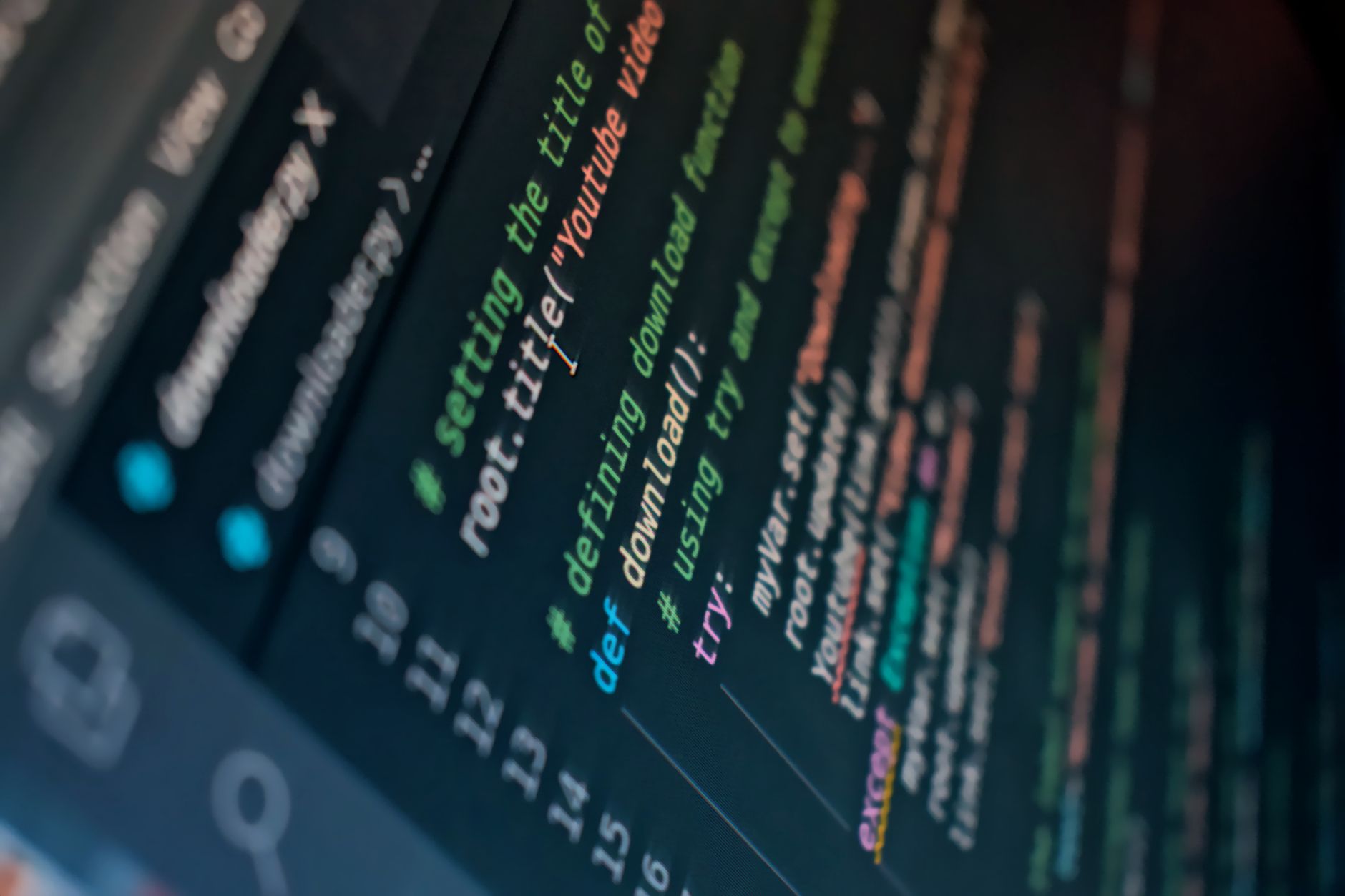 Close-up de linhas de código limpas e otimizadas em uma tela de computador