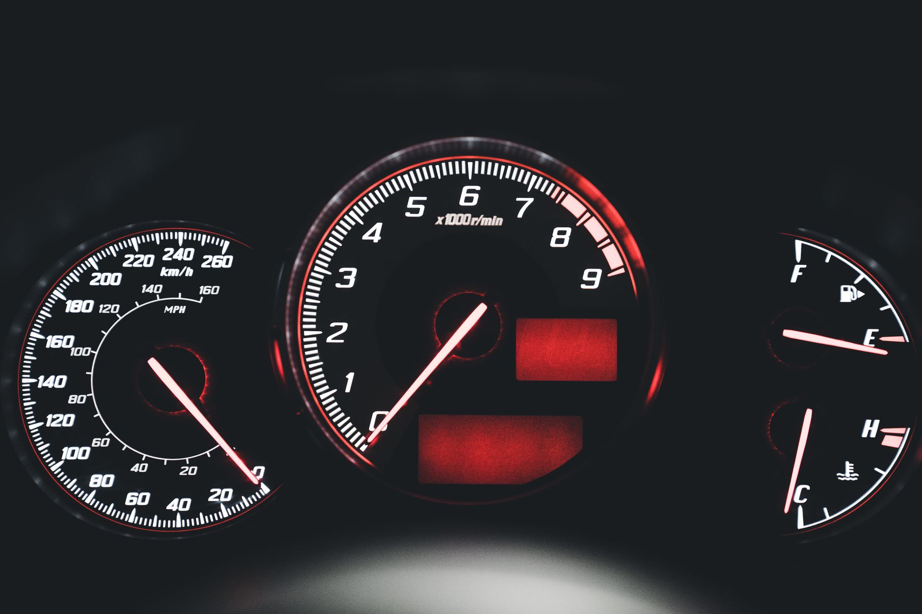 Painel de velocidade de carro representando a performance e velocidade extremas de um site profissional