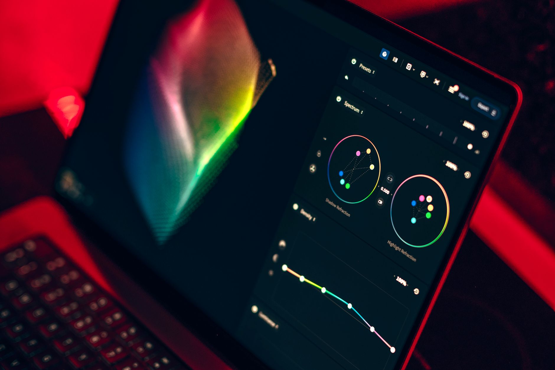 Ambiente de desenvolvimento com computador e laptop premium exibindo interfaces de software modernas.
