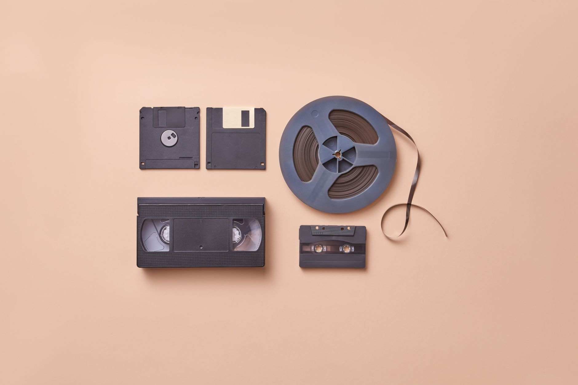 Fitas e rolos de filme representando a evolução histórica do armazenamento de informações