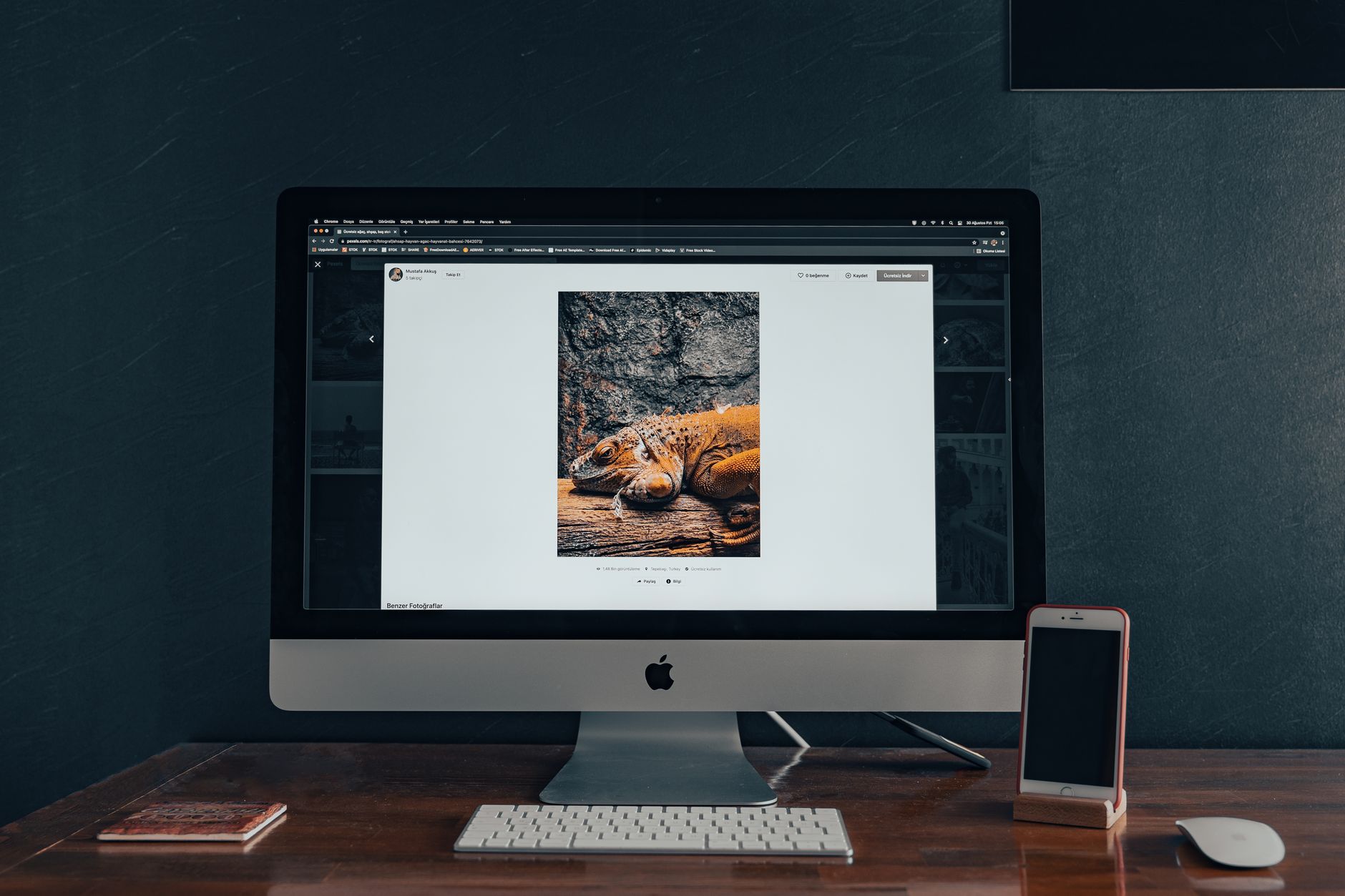 Computador moderno exibindo ambiente limpo de trabalho corporativo premium
