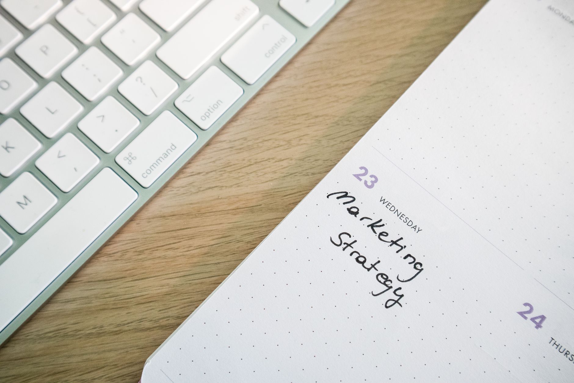 Planejamento estratégico de marketing digital com calendário e teclado