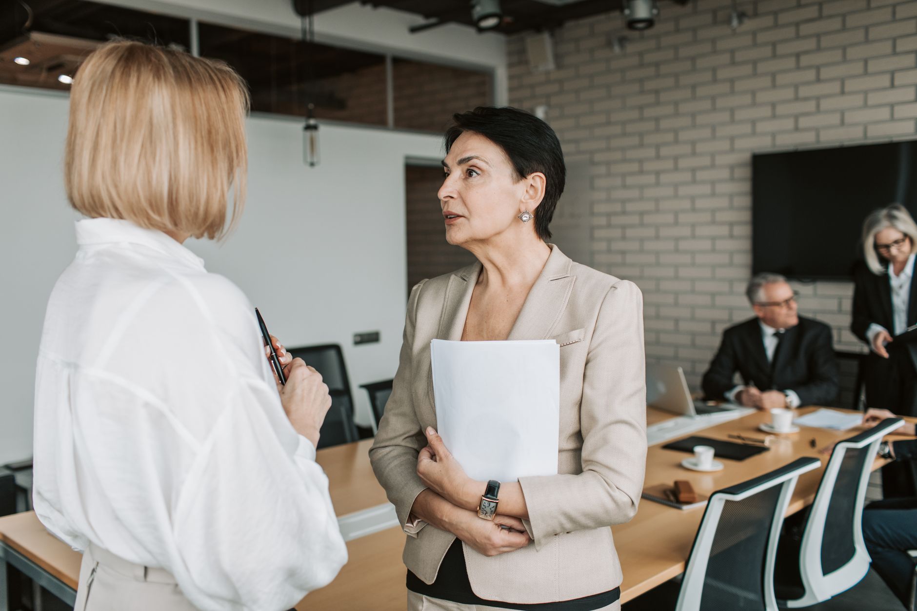Duas profissionais em conversa de negócios, transmitindo credibilidade e confiança