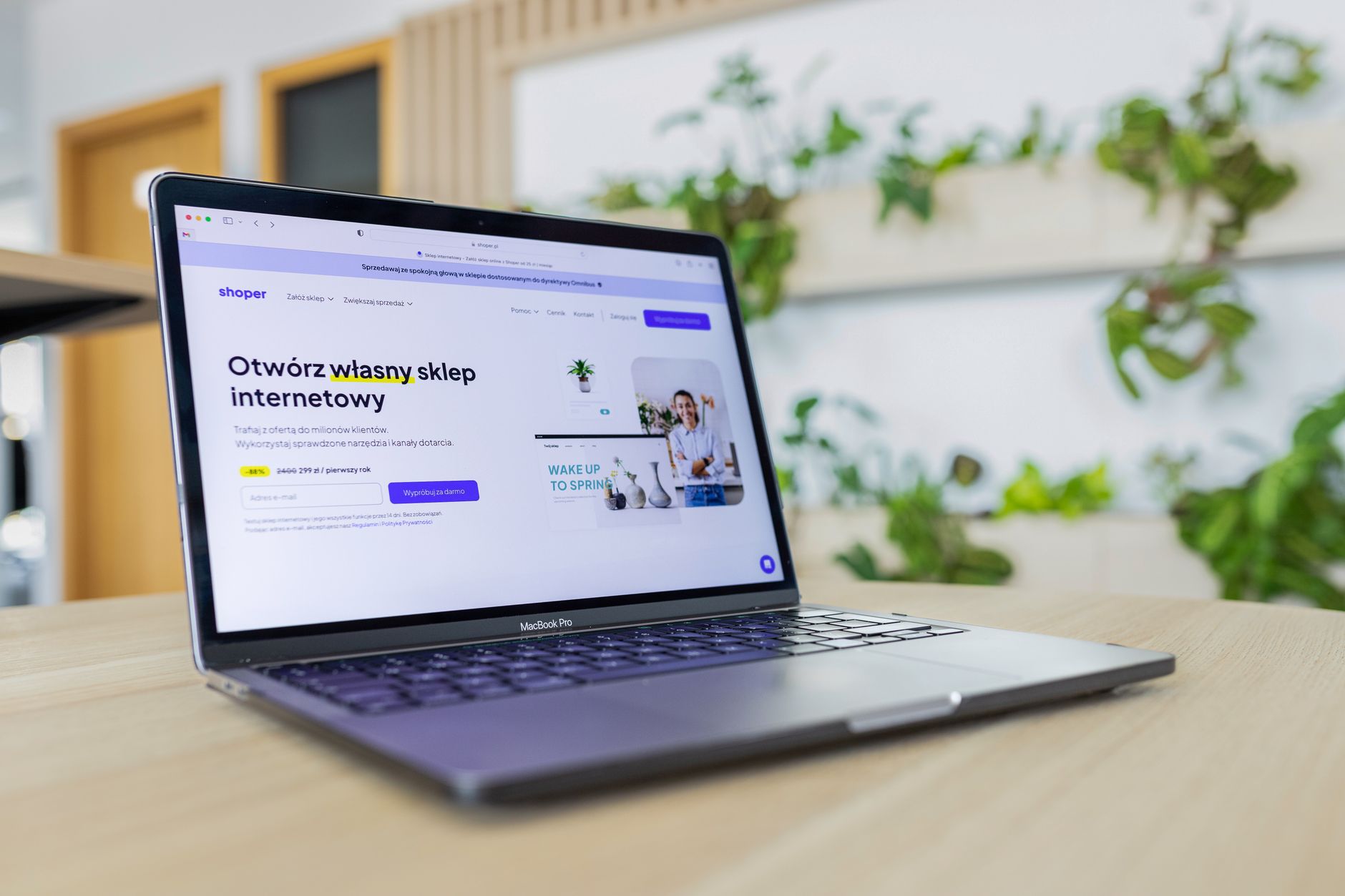 Tela de laptop exibindo um site profissional moderno, representando a decisão entre site institucional e landing page.